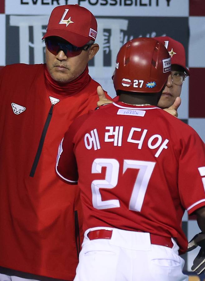 이숭용 감독이 에레디아와 하이파이브를 하고 있다. 사진 | 연합뉴스