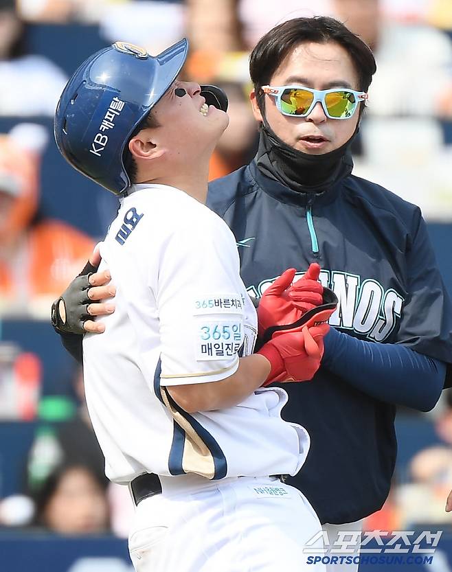 31일 창원 NC파크에서 열린 한화-NC전. 4회말 2사 1, 2루 안중열이 손에 사구를 맞은 후 고통스러워하고 있다. 창원=정재근 기자 cjg@sportschosun.com/2025.5.31/