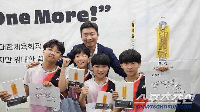 유승민 대한체육회장이 서울국제도서전 현장서 열린 자전에세이 '원모어' 북토크에 참가한 하남G스포츠클럽 배드민턴 꿈나무들에게 사인을 해준 후 기념사진을 찍고 있다.