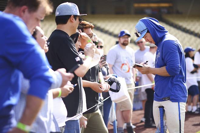 Los Angeles Dodgers' Hyeseong Kim, right, gives autographs to fans before a baseball game against the San Francisco Giants in Los Angeles, Saturday, June 14, 2025. (AP Photo/Jessie Alcheh)
<저작권자(c) 연합뉴스, 무단 전재-재배포, AI 학습 및 활용 금지>