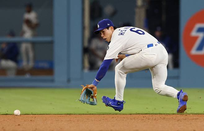 Jun 2, 2025; Los Angeles, California, USA; Los Angeles Dodgers second baseman Hyeseong Kim (6) fields a ground ball during the tenth inning against the New York Mets at Dodger Stadium. Mandatory Credit: Jason Parkhurst-Imagn Images
<저작권자(c) 연합뉴스, 무단 전재-재배포, AI 학습 및 활용 금지>