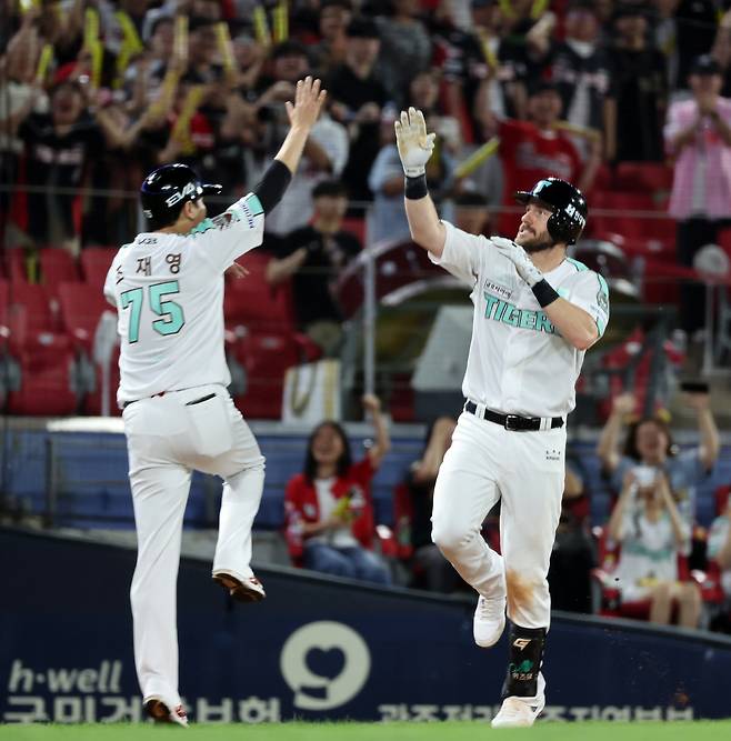 승리에 쐐기를 박는 홈런을 터트린 KIA 타이거즈 패트릭 위즈덤. 연합뉴스