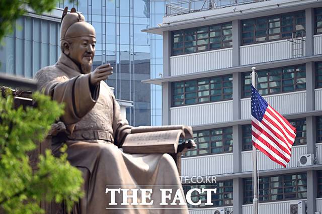 미 트럼프 정부가 유학생 비자 접수를 재개한다는 소식이 알려진 19일 오전 서울 종로구 세종대로 주한미국대사관의 성조기가 펼쳐져 있다. /임영무 기자