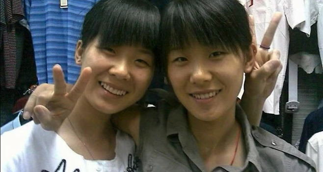 중국에서 생후 10일 만에 각각 다른 가정에 입양된 쌍둥이 자매가 17세에 우연히 만나 절친이 된 뒤 1년이 지나서야 서로가 친자매라는 사실을 알게 된 감동적인 사연이 전해졌다. SCMP