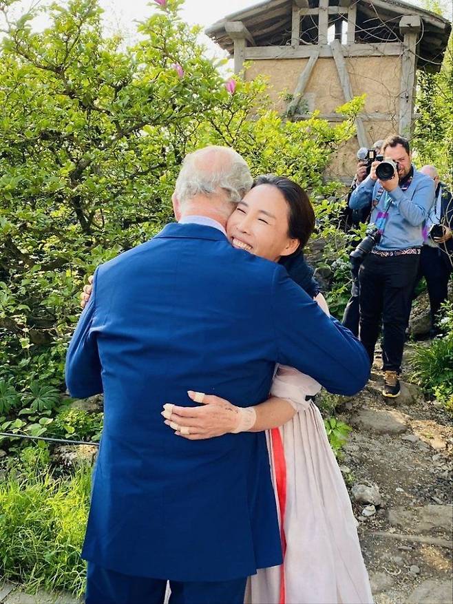 지난 2023년 5월 23일(현지시간) 개막한 영국 첼시 플라워쇼에서 찰스 3세 국왕이 황지해 작가의 정원을 둘러본 뒤 포옹하고 있다. 연합뉴스
