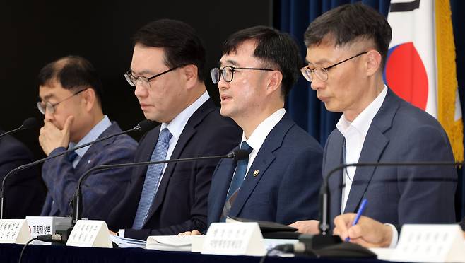 임기근 기획재정부 2차관이 지난 18일 세종시 정부세종청사에서 총 30.5조원 규모로 편성된 새정부 추가경정예산안을 발표하고 있다. /뉴시스