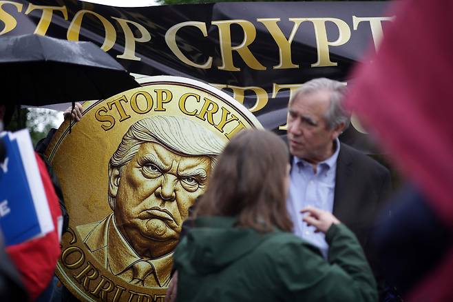 <YONHAP PHOTO-2893> STERLING, VIRGINIA - MAY 22: Demonstrators protest outside Trump National Golf Club where a private dinner is hosted by U.S. President Donald Trump on May 22, 2025 in Sterling, Virginia. Activists staged an ?America Is Not For Sale? protest while President Trump hosted the buyers of his cryptocurrency ?meme coin? at the golf club. Alex Wong/Getty Images/AFP (Photo by ALEX WONG / GETTY IMAGES NORTH AMERICA / Getty Images via AFP)/2025-05-23 09:16:55/<저작권자 ⓒ 1980-2025 ㈜연합뉴스. 무단 전재 재배포 금지, AI 학습 및 활용 금지>