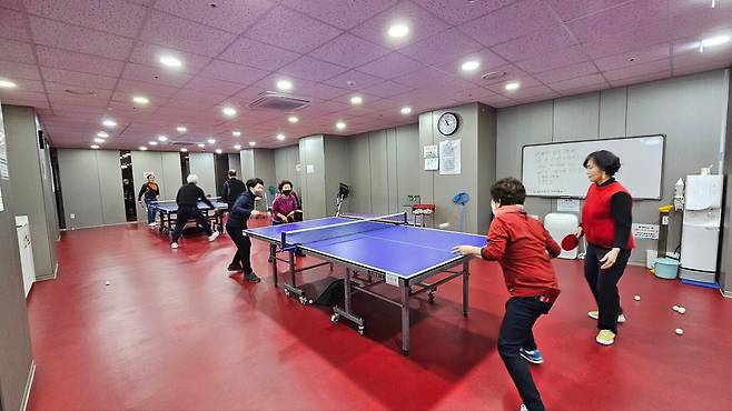경기 용인에 위치한 한 실버타운에서 거주자들이 탁구를 치고 있다./조은임 기자