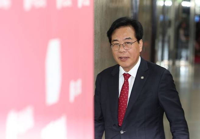 송언석 국민의힘 원내대표가 18일 오전 서울 여의도 국회 원내대표실로 입장하고 있다. ⓒ뉴시스