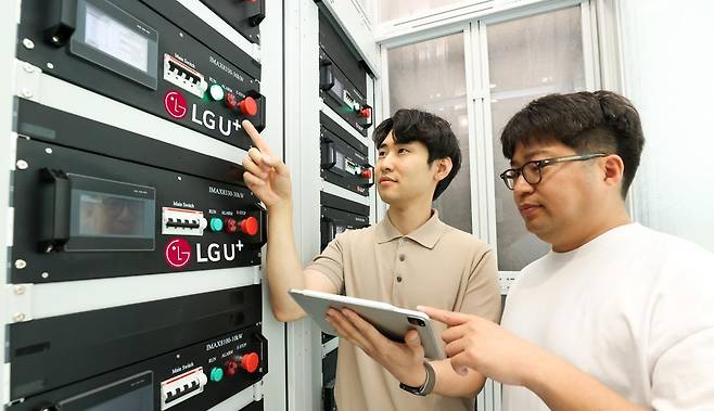 LG유플러스 직원들이 경기 안양시의 데이터센터인 평촌2센터 내 액체냉각 실증 데모룸에서 냉각수분배장치(CDU)를 점검하고 있다. LG유플러스 제공