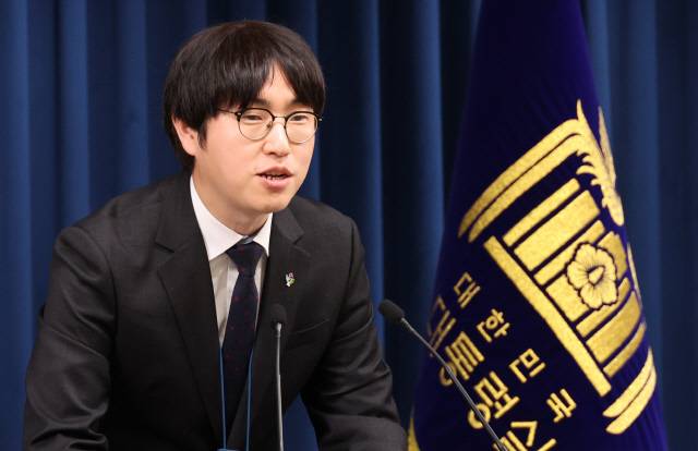 하정우 AI미래기획수석이 19일 용산 대통령실에서 이공계특별법 관련 브리핑을 하고 있다. 연합뉴스.