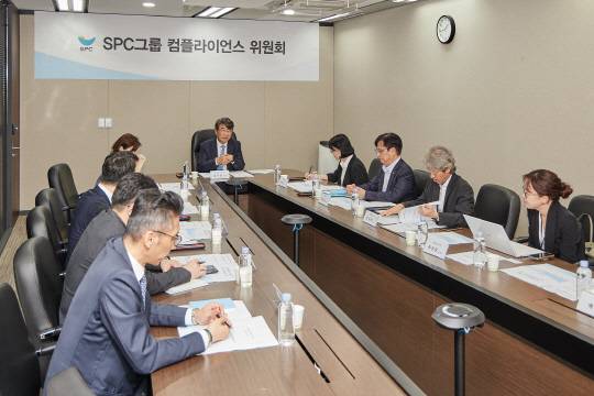 지난 16일 서울 양재동 SPC1945 사옥에서 SPC 컴플라이언스 위원회가 발족식을 갖고 첫 회의를 진행하고 있다. SPC 제공