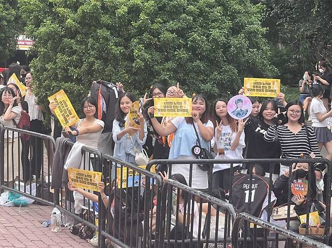 18일 베트남 호찌민시 떤빈군 떤빈체육관 앞에서 한화생명e스포츠(HLE)의 팬 소통 행사인 ‘2025 HLE 팬페스트’ 입장을 기다리며 손팻말을 들어 보이고 있다. 사진=김준석 기자