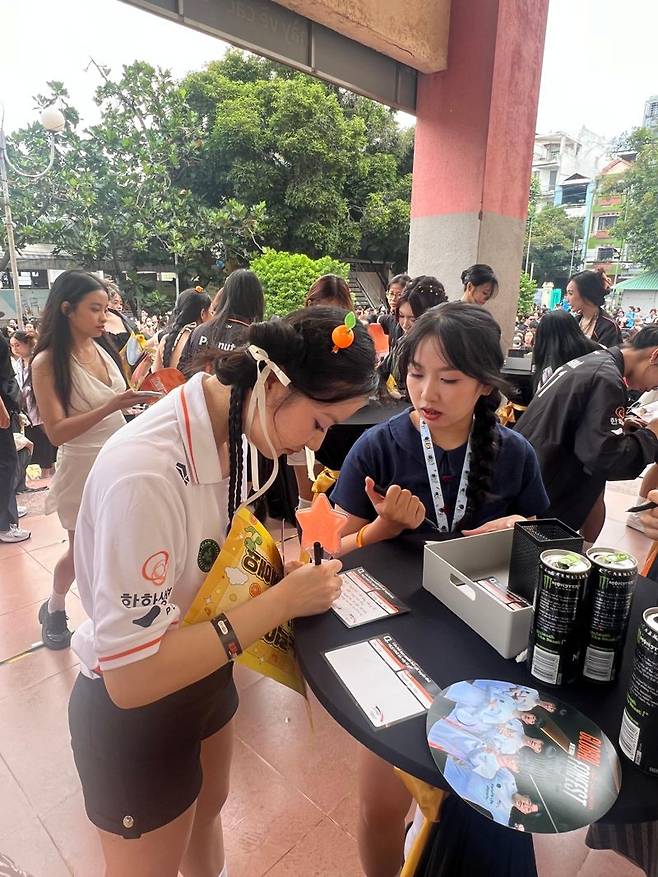 8일 베트남 호찌민시 떤빈군 떤빈체육관 앞에서 한화생명e스포츠(HLE)의 팬 소통 행사인 ‘2025 HLE 팬페스트’ 입장 전 사전 QnA 질문지를 작성하는 모습. 사진=김준석 기자