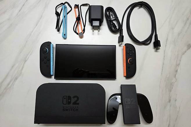 닌텐도 스위치2 구성품 1과 크게 다를 것 없다.