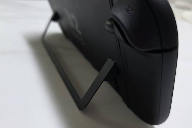 프리스탑 방식의 힌지로 쉽게 세워서 사용 할 수 있다.