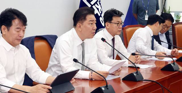 김병기 더불어민주당 당대표 직무대행 겸 원내대표가 19일 오전 국회에서 열린 당 정책조정회의에서 발언하고 있다. 김경호 선임기자 jijae@hani.co.kr