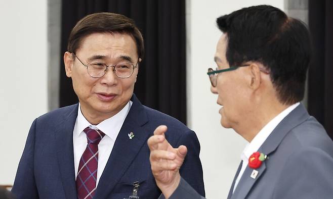 이종석 국가정보원장 후보자(왼쪽)가 19일 오후 서울 여의도 국회에서 열린 인사청문회에 입장해 국정원장을 지낸 더불어민주당 박지원 의원과 대화하고 있다. 연합뉴스