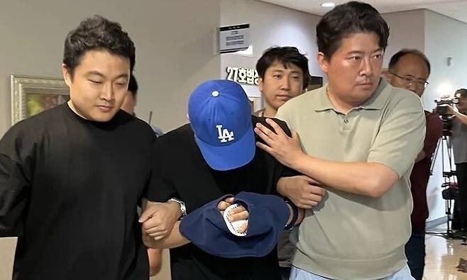 여성을 살해한 뒤 달아난 혐의를 받는 40대 피의자가 16일 대구지법 서부지원에서 열린 구속 전 피의자심문(영장실질심사)를 마친 뒤 법원을 나서고 있다. 연합뉴스