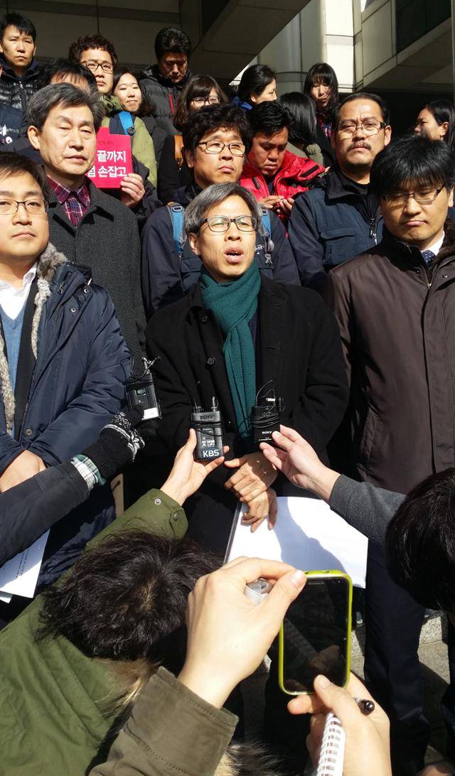 쌍용차 해직무효확인 소송을 대리한 권영국 변호사가 2014년 2월 7일 서울고법이 원고 패소로 판결한 원심을 깨고 "해고는 무효"라고 선고한 뒤 판결 내용을 설명하고 있다. 연합뉴스