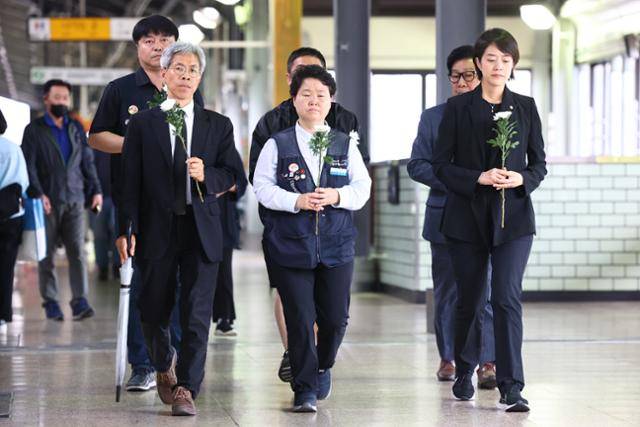 '구의역 김군 사망 사건' 7주기를 하루 앞둔 2023년 5월 27일 서울 광진구 구의역에서 열린 추모제에서 김군 유족 법률대리인이자 구의역 사망재해 시민대책위 진상조사단장을 맡았던 권영국 정의당 대표 등 참석자들이 헌화하기 위해 9-4 승강장으로 향하고 있다. 연합뉴스
