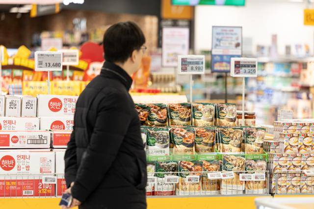 3월 5일 서울 시내의 한 대형마트에 간편식 등이 진열돼 있다. 뉴스1