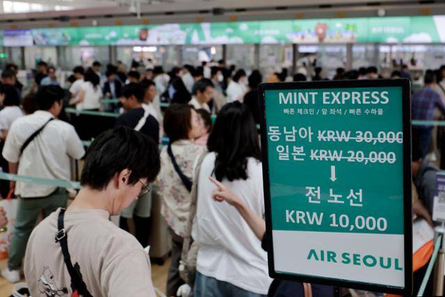 여행객들이 9일 인천국제공항 제1여객터미널에서 일본행 항공편 탑승 수속을 기다리고 있다. 뉴시스