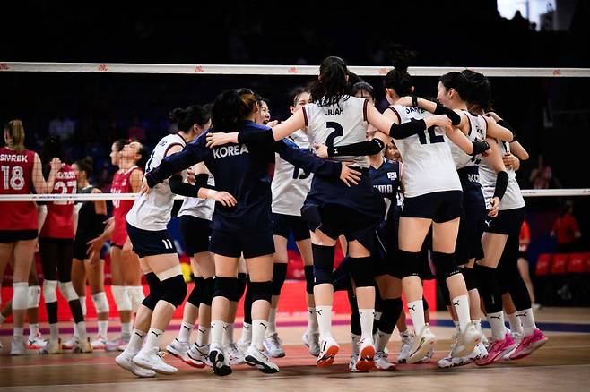 캐나다전 승리 후 기뻐하는 한국 여자배구 선수단. 사진=FIVB 제공