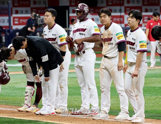 2025 KB0리그 프로야구 키움히어로즈와 SSG랜더스의 경기가 19일 오후 서울 고척스카이돔에서 열렸다. 연장 11회 역전패를 당한 키움 선수들이 경기 후 관중에 인사하고 있다. 고척=김민규 기자 mgkim1@edaily.co.kr /2025.06.19/