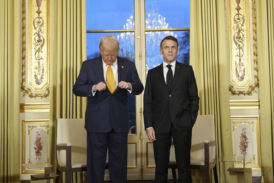 에마뉘엘 마크롱 프랑스 대통령(오른쪽)이 지난해 12월 7일(현지시간) 파리 엘리제궁에서 도널드 트럼프 대통령 당선자와 함께 포즈를 취하고 있다. AP=연합뉴스