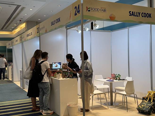 지난 18일 아랍에미리트(UAE) 두바이에서 '2025 두바이 K푸드 페어'가 열렸다. 해외 바이어들이 현장에서 K푸드를 살펴보고 있다. 사진=공동취재단