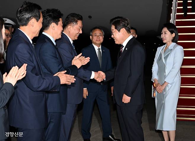 이 대통령 귀국 캐나다 주요 7개국(G7) 정상회의를 마치고 귀국한 이재명 대통령과 부인 김혜경 여사가 19일 서울공항에 도착해 김병기 더불어민주당 대표 직무대행 겸 원내대표와 악수를 하고 있다. 김창길 기자