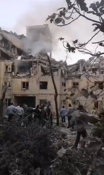 지난 13일 이스라엘 공습으로 붕괴된 이란 테헤란 오르키데 아파트. 인스타그램 영상 캡처