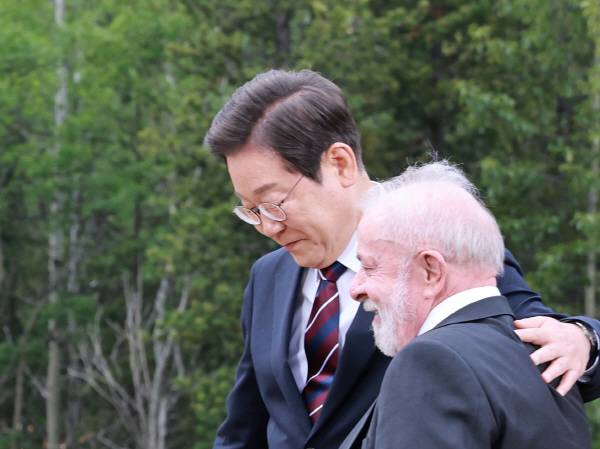 이재명 대통령이 17일(현지시간) 캐나다 앨버타주 캐내내스키스 주요 7개국(G7) 정상회의장에서 G7 및 초청국 기념 촬영 후 루이스 이나시우 룰라 다 시우바 브라질 대통령 어깨를 감싸며 퇴장하고 있다. 연합뉴스