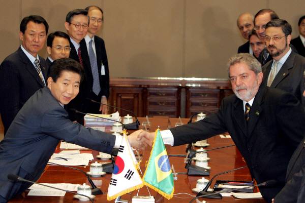 2005년 5월 25일 노무현 당시 대통령과 루이스 이나시오 룰라 다 실바 브라질 대통령이 청와대에서 열린 한·브라질 확대정상회담에 참석해 악수하고 있다. 연합뉴스