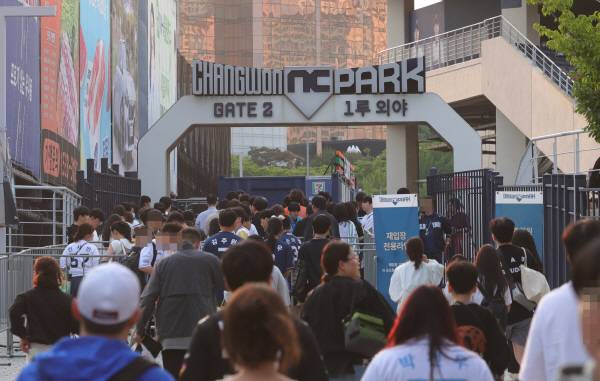 지난 5월 30일 창원NC파크로 관중이 들어가고 있다. 창원NC파크는 외벽 구조물 추락으로 야구 팬이 숨진 사고 이후 두 달 만인 이날 재개장했다. 연합뉴스