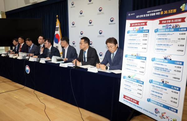 기획재정부 임기근 2차관이 지난 18일 정부세종청사 민원동 공용 브리핑실에서 새 정부 추가경정예산안에 관해 설명하고 있다. 연합뉴스