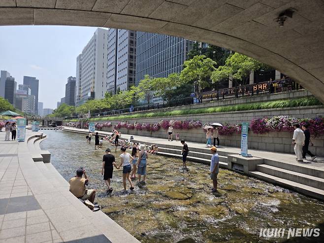 18일 오전 11시 서울 중구 청계천에서 열린 ‘청계천 물 첨벙첨벙’ 행사에 참여한 시민들이 물놀이를 즐기고 있다. 노유지 기자