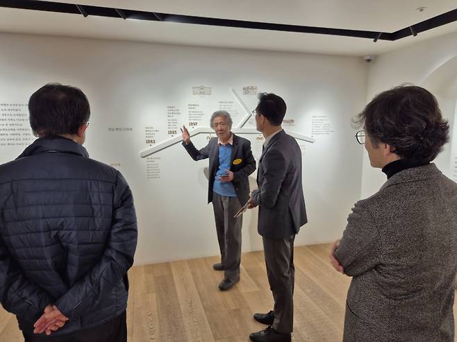 정동제일교회 역사관 안내 봉사자가 최근 관람객들에게 사료에 대해 설명하고 있다. 국민일보DB