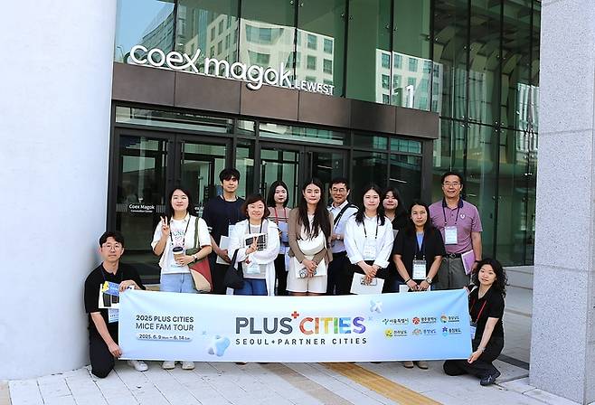 2025 플러스 시티즈 공동팸투어 참가자들이 서울 서남권 클러스터 지역을 방문했다 / 사진=서울관광재단