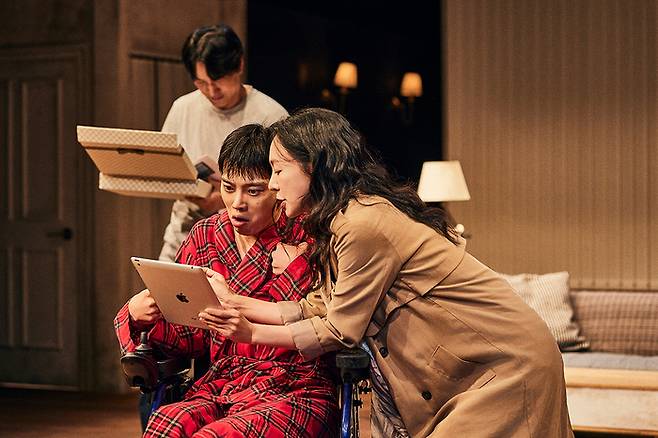 연극 ‘킬 미 나우’에서 조이에게 고모 트와일라가 태블릿 피씨를 선물하는 장면. 연극열전