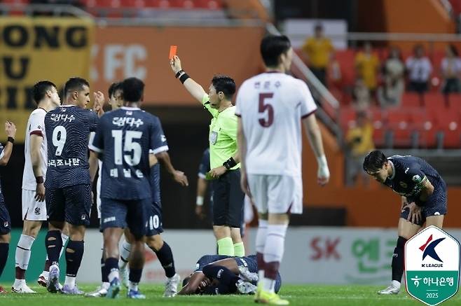 광주 주장 이강현이 경고누적으로 레드카드를 받고 있다. 사진=한국프로축구연맹