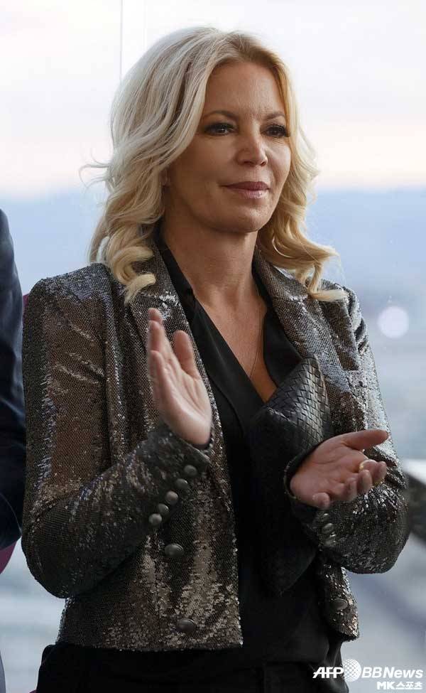 지니 버스는 고인이 된 아버지에 이어 레이커스 구단은 이끌고 있었다. 사진=ⓒAFPBBNews = News1