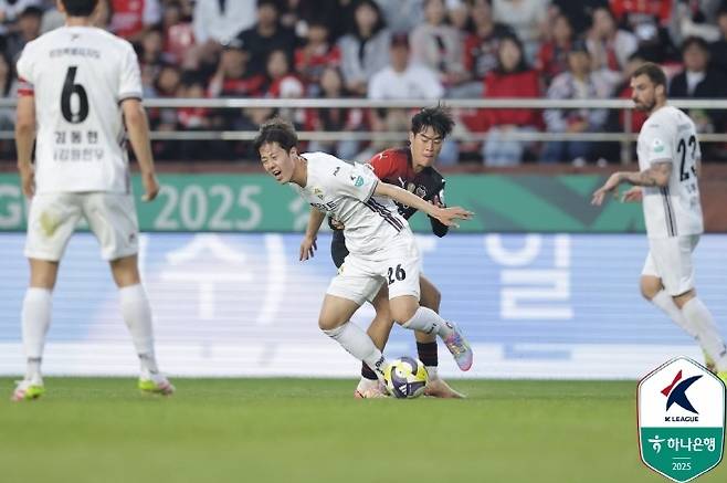 강원 FC 김민준(사진 왼쪽). 사진=한국프로축구연맹