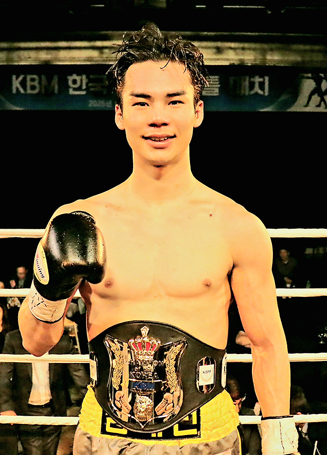 챔피언 김태선이 2025년 6월 부산광역시 농심호텔 허심청 대청홀 특설링에서 사단법인 한국복싱커미션 슈퍼페더급 타이틀 4차 방어 기념 촬영을 하고 있다. 사진=KBM