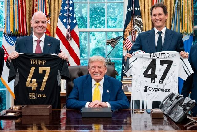 도널드 트럼프 미국 대통령이 18일 워싱턴DC 백악관을 찾은 지안니 인판티노(왼쪽) 국제축구연맹(FIFA) 회장과 존 앨칸 페라리 회장 등에게 자신의 등번호가 적힌 유벤투스의 유니폼을 들게 하고 기념촬영을 하고 있다. AFP 연합뉴스