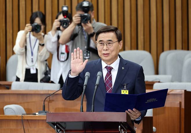 이종석 국가정보원장 후보자가 19일 오전 서울 여의도 국회에서 열린 정보위원회의 인사청문회에 출석해 선서하고 있다. 이상섭 기자