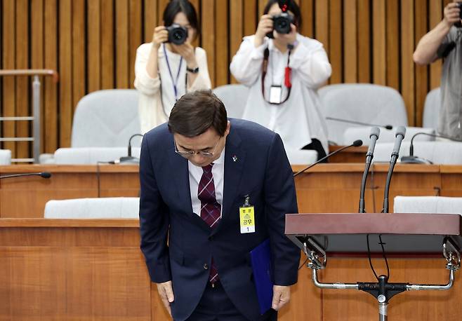 이종석 국가정보원장 후보자가 19일 오전 서울 여의도 국회에서 열린 정보위원회의 인사청문회에 출석해 인사를 하고 있다. 이상섭 기자