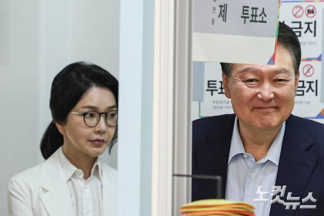 윤석열 전 대통령 내외가 지난 3일 오전 서울 서초구 원명초등학교에 마련된 서초4동제3투표소에서 투표를 하기 위해 줄을 서 기다리고 있다. 박종민 기자