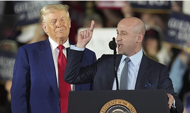 도널드 트럼프 미국 대통령(왼쪽)이 불법 이민자 추방 정책을 설계한 스티븐 밀러 백악관 정책 담당 부비서실장의 연설을 지켜보고 있다. AP연합뉴스